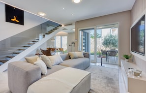 Smart TV - Stunning home in Crikvenica (Crikvenica)