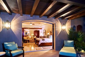 5 Schlafzimmer, Zimmersafe, Schreibtisch, Bügeleisen/Bügelbrett