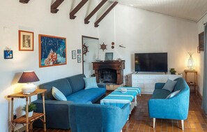 Smart TV - Stunning home in Kornic (Kornic)