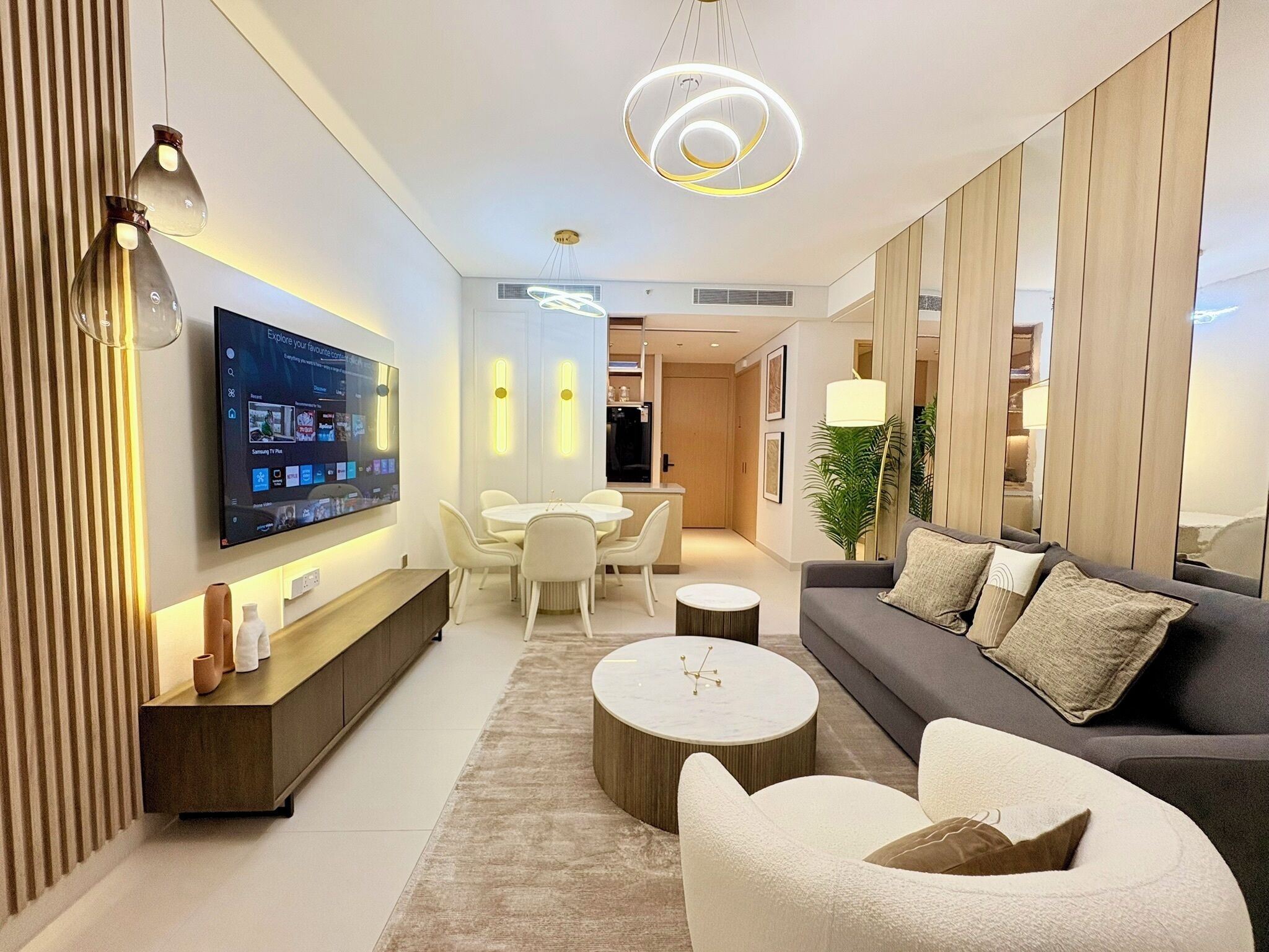 2 bedroom 2 Bathroom Apartments with Burj Khalifa Views | ตู้นิรภัยในห้องพัก, โต๊ะทำงาน, ผ้าม่า นกันแสง, เตารีด/โต๊ะรีดผ้า