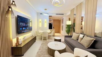 2 bedroom 2 Bathroom Apartments with Burj Khalifa Views | VÀrdeförvaringsskÄp pÄ rummet, skrivbord och mörklÀggningsgardiner