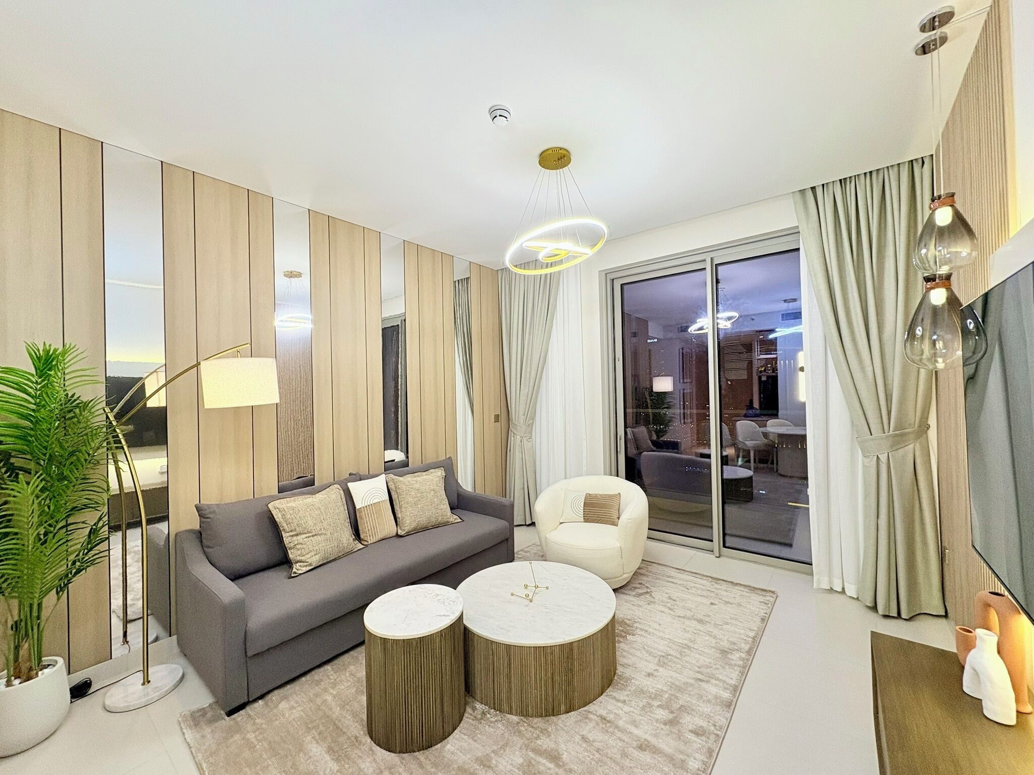 2 bedroom 2 Bathroom Apartments with Burj Khalifa Views | ตู้นิรภัยในห้องพัก, โต๊ะทำงาน, ผ้าม่านกันแสง, เตารีด/โต๊ะรีดผ้า