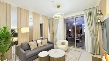 2 bedroom 2 Bathroom Apartments with Burj Khalifa Views | VÀrdeförvaringsskÄp pÄ rummet, skrivbord och mörklÀggningsgardiner