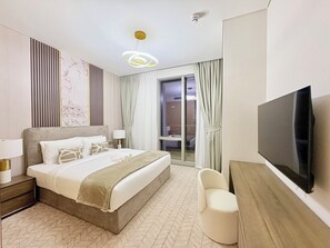 2 bedroom 2 Bathroom Apartments with Burj Khalifa Views | Tallelokero huoneessa, työpöytä, pimennysverhot, silitysrauta/-lauta
