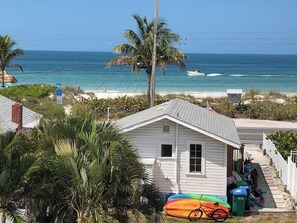 Beach nearby - AMI Sunset Beach Gulf View Retreat w/ Pool + Decks + WiFi + Dog-friendly (Bradenton Beach)
