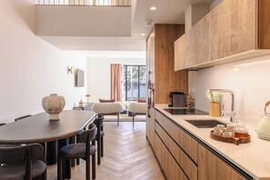 Duplex, 1 Bedroom, Bay View | Private kitchen | Microwave, stovetop, cookware/dishes/utensils