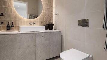 Chuveiro, secador de cabelo, toalhas de banho, sabonete