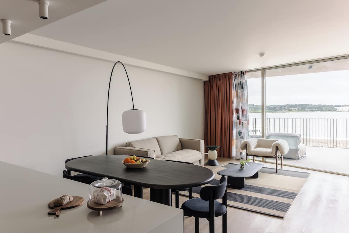 Caja de seguridad en la habitación y escritorio