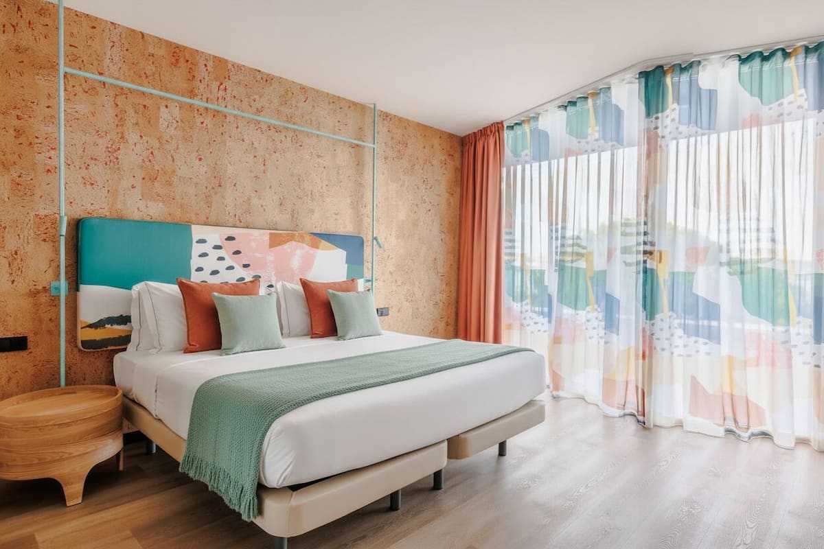 Standard Studio | In-room safe, desk, laptop workspace, blackout drapes