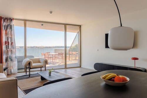 Upon Harbor - Seixal Bay Hotel