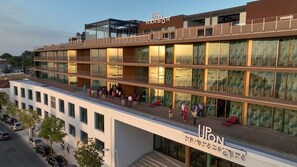 Front of property - Upon Harbor - Seixal Bay Hotel (Seixal)