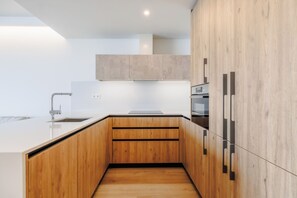 Microwave, stovetop, cookware/dishes/utensils - Upon Harbor - Seixal Bay Hotel (Seixal)