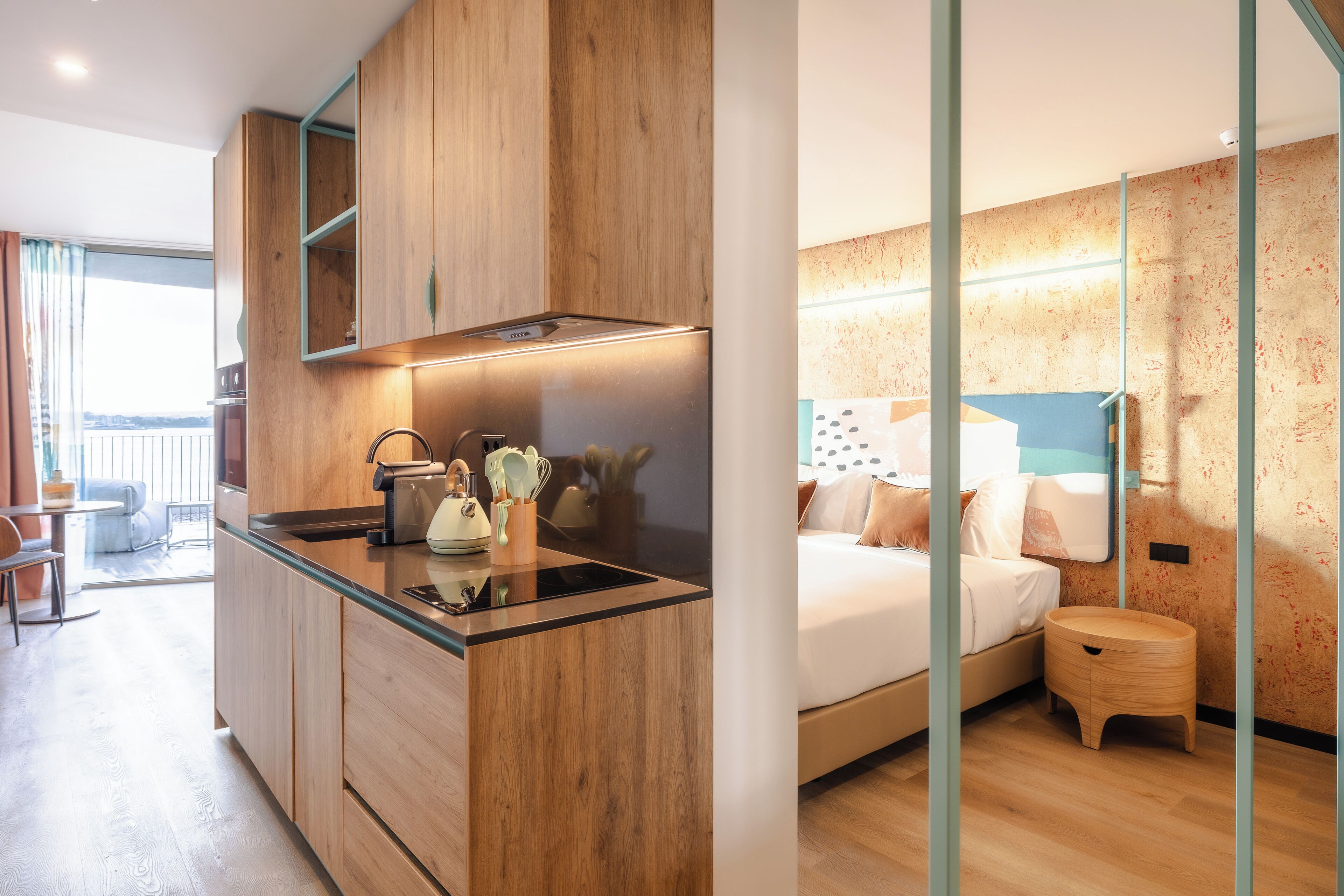 Mikrobølgeovn, kokeplater og kjøkkenutstyr