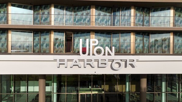 Front of property - Upon Harbor - Seixal Bay Hotel (Seixal)