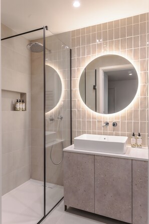 Douche, sèche-cheveux, chaussons, serviettes fournies