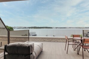 Terrace/patio - Upon Harbor - Seixal Bay Hotel (Seixal)