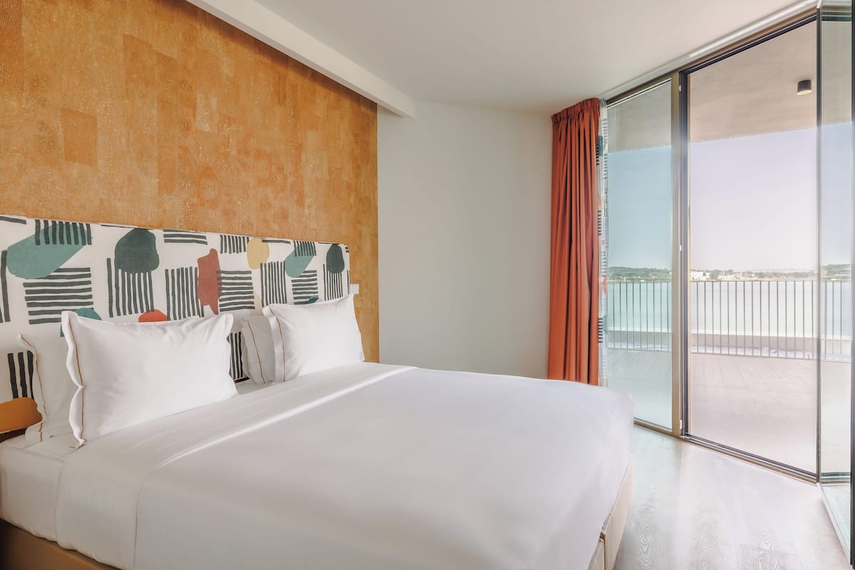 Caja de seguridad en la habitación y escritorio