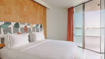 Superior appartement, 1 slaapkamer, uitzicht op de baai | Een kluis op de kamer, een bureau, een laptopwerkplek