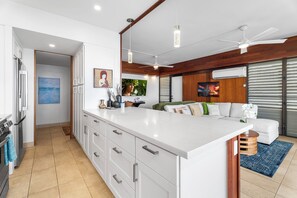 Condo, varias camas, lanai, vista al océano (Hale Pohaku 3) | Interior