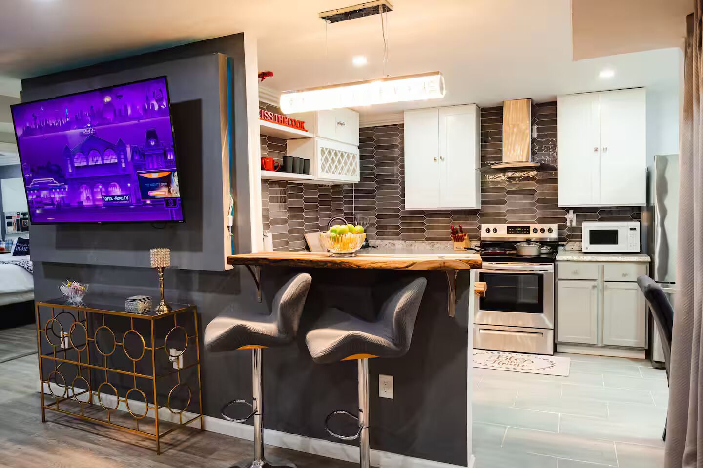 Frigorífico, microondas, horno y placa de cocina