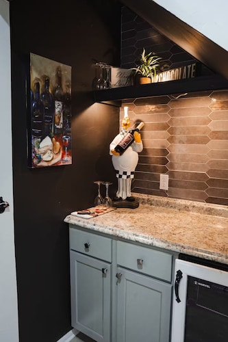 Luxury Retreat: Royal Comfort & Modern Amenities