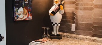 Luxury Retreat: Royal Comfort & Modern Amenities