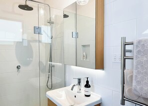 Dusj, håndklær, sjampo og toalettpapir