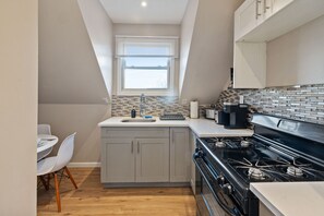 冰箱、微波炉、烤箱、炉灶