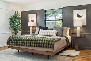 4 bedrooms, desk, iron/ironing board, free WiFi