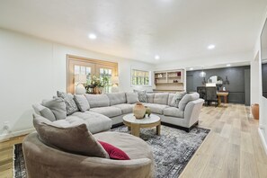 TV connectée, cheminée, livres