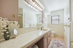 Douche, sèche-cheveux, serviettes fournies, savon