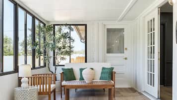 TV connectée, cheminée, livres