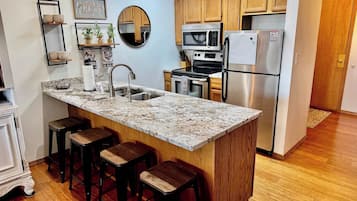 Geladeira, micro-ondas, fogão, cooktop