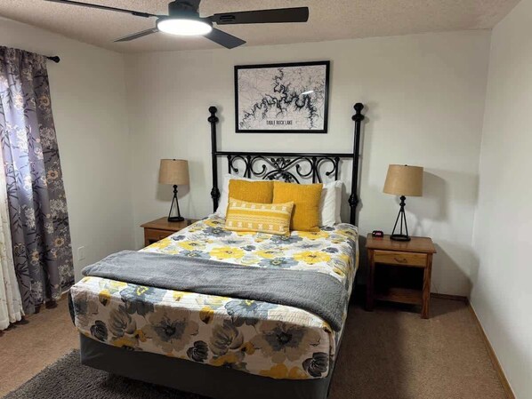 2 عدّة غرف نوم ومكواة/لوح كي وواي فاي وملاءات أسرّة