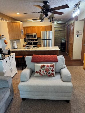 Televisión, chimenea y oficina