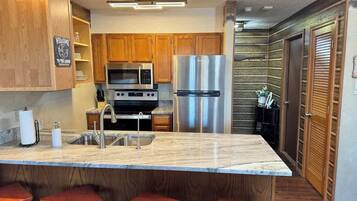 Frigorífic, microones, forn i placa de cuina