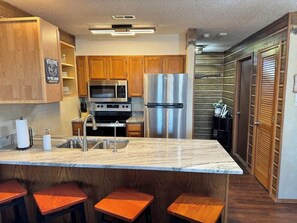 ثلاجة، ميكروويف، فرن، موقد طهي مسطح