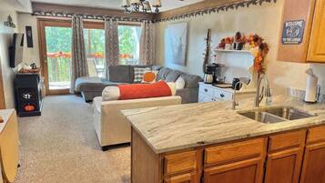 Televisor, llar de foc i oficines