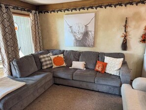 Televisión, chimenea y oficina