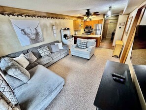 TV, fireplace, offices - Rustic Ozark Retreat (First Responder Owner) (Branson West)