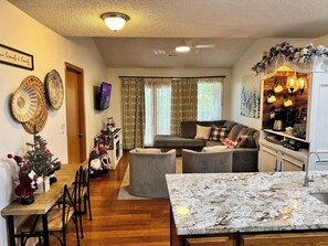 تلفزيون، مدفأة، مكتب