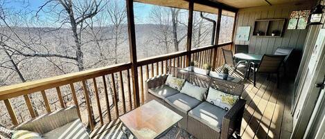 Televisión, chimenea y oficina