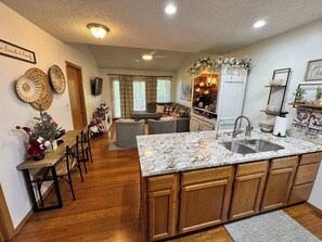 تلفزيون، مدفأة، مكتب