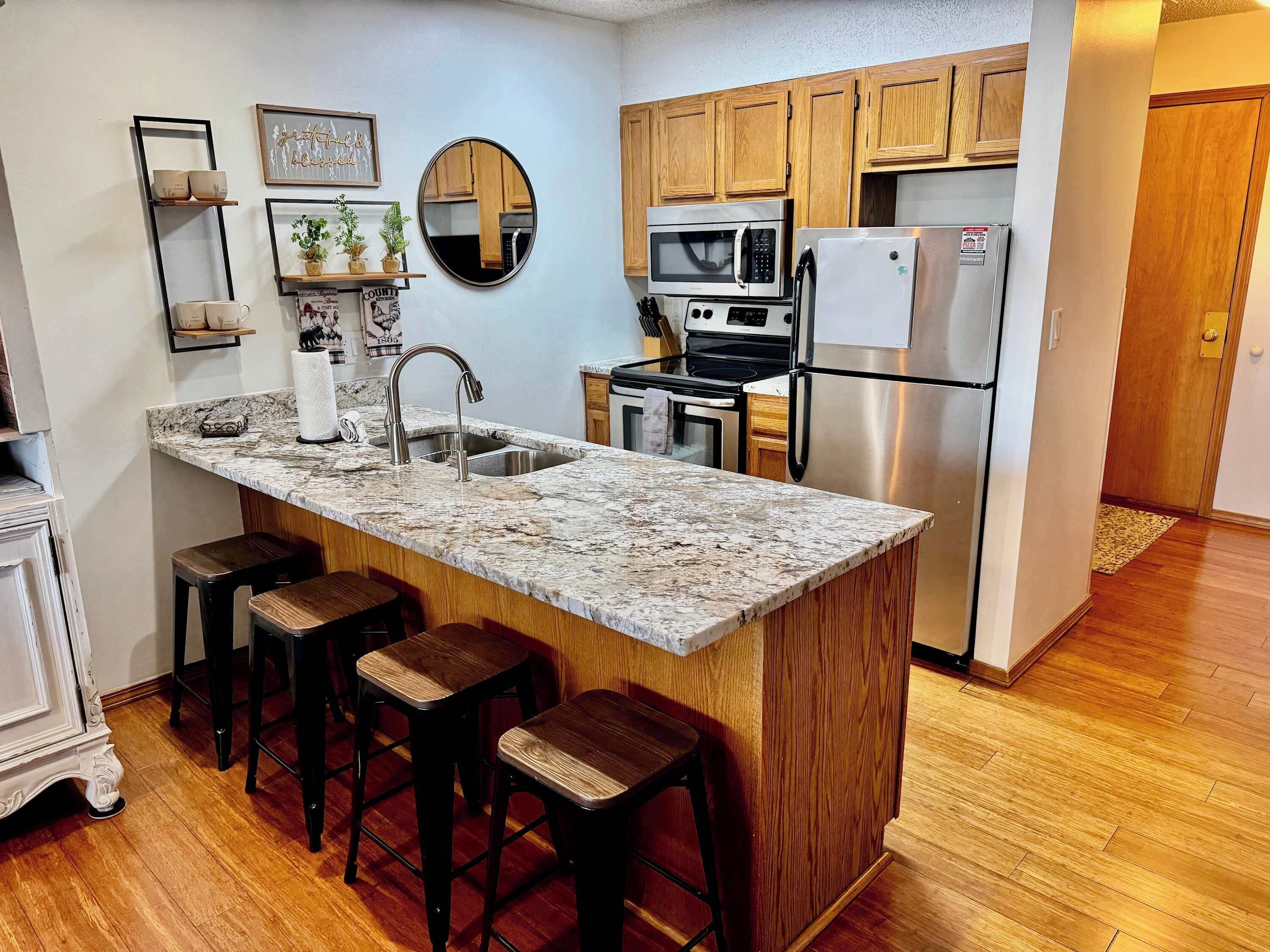 Refrigerador, microondas, horno y parrilla de estufa 