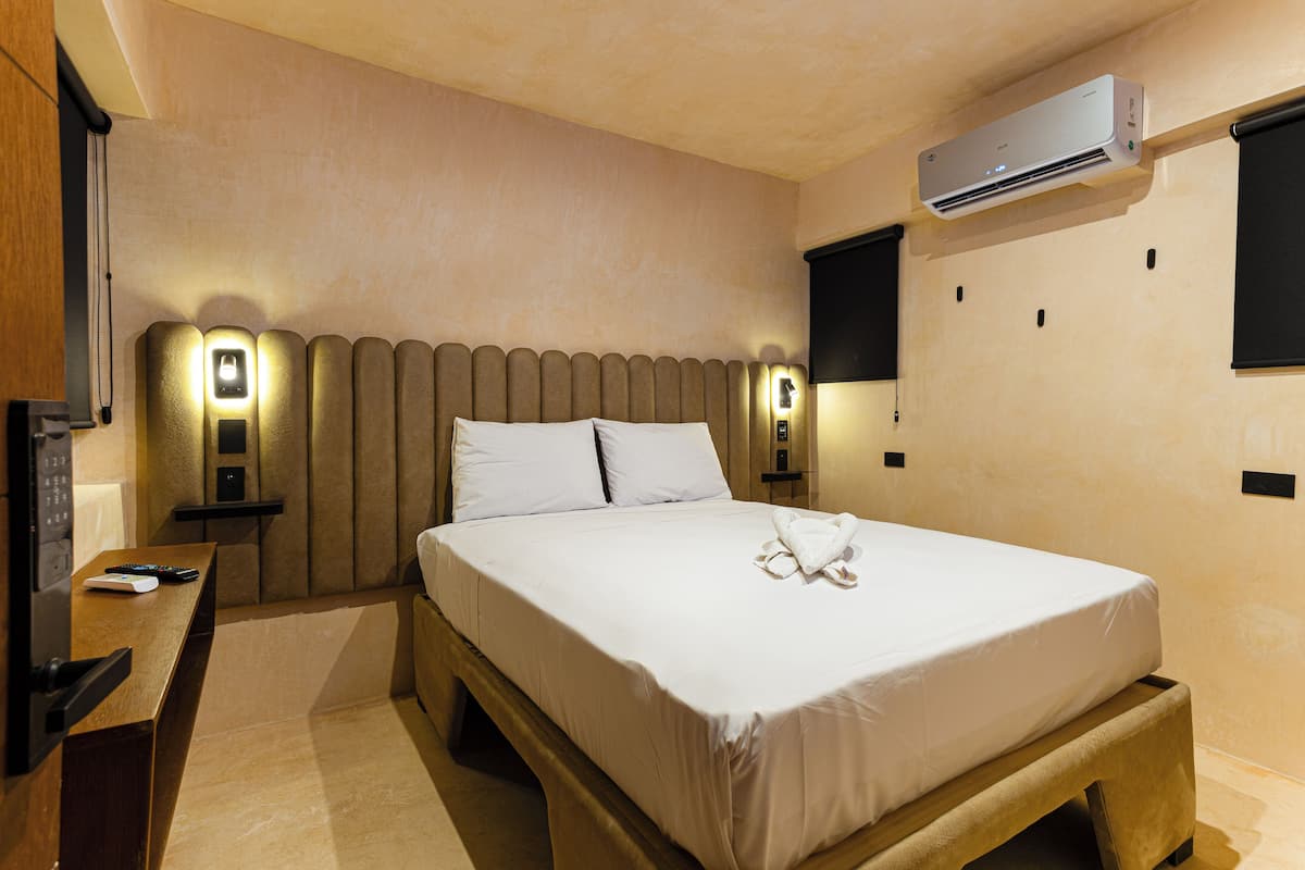 Laptop workspace, free WiFi