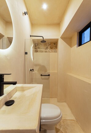 Ducha, artículos de tocador gratuitos, toallas, jabón