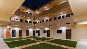 A multi-level atrium with artificial grass and a staircase. - Hotel Pakal 58 Centro (Mérida)