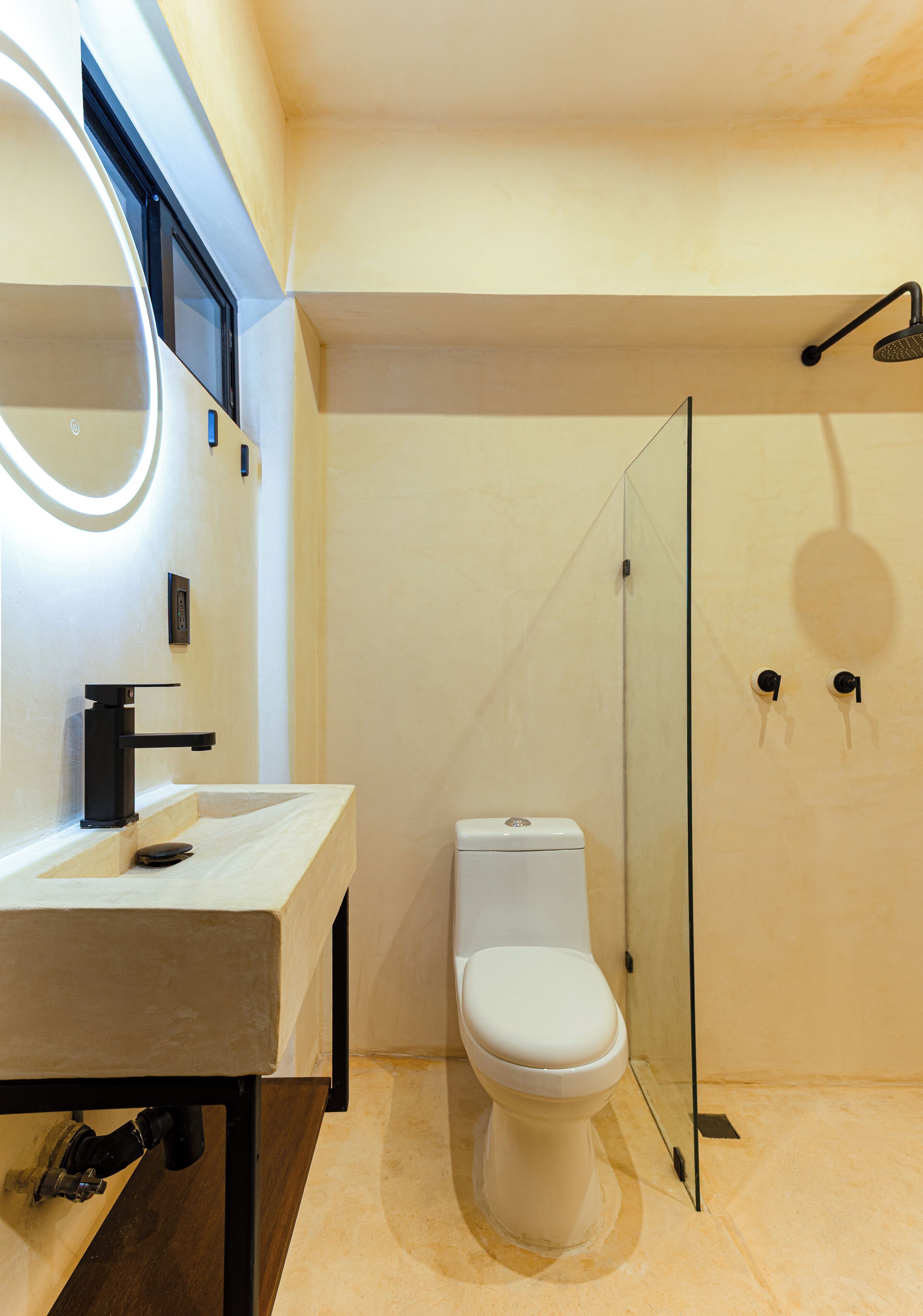 Ducha, artículos de higiene personal gratuitos, toallas y jabón