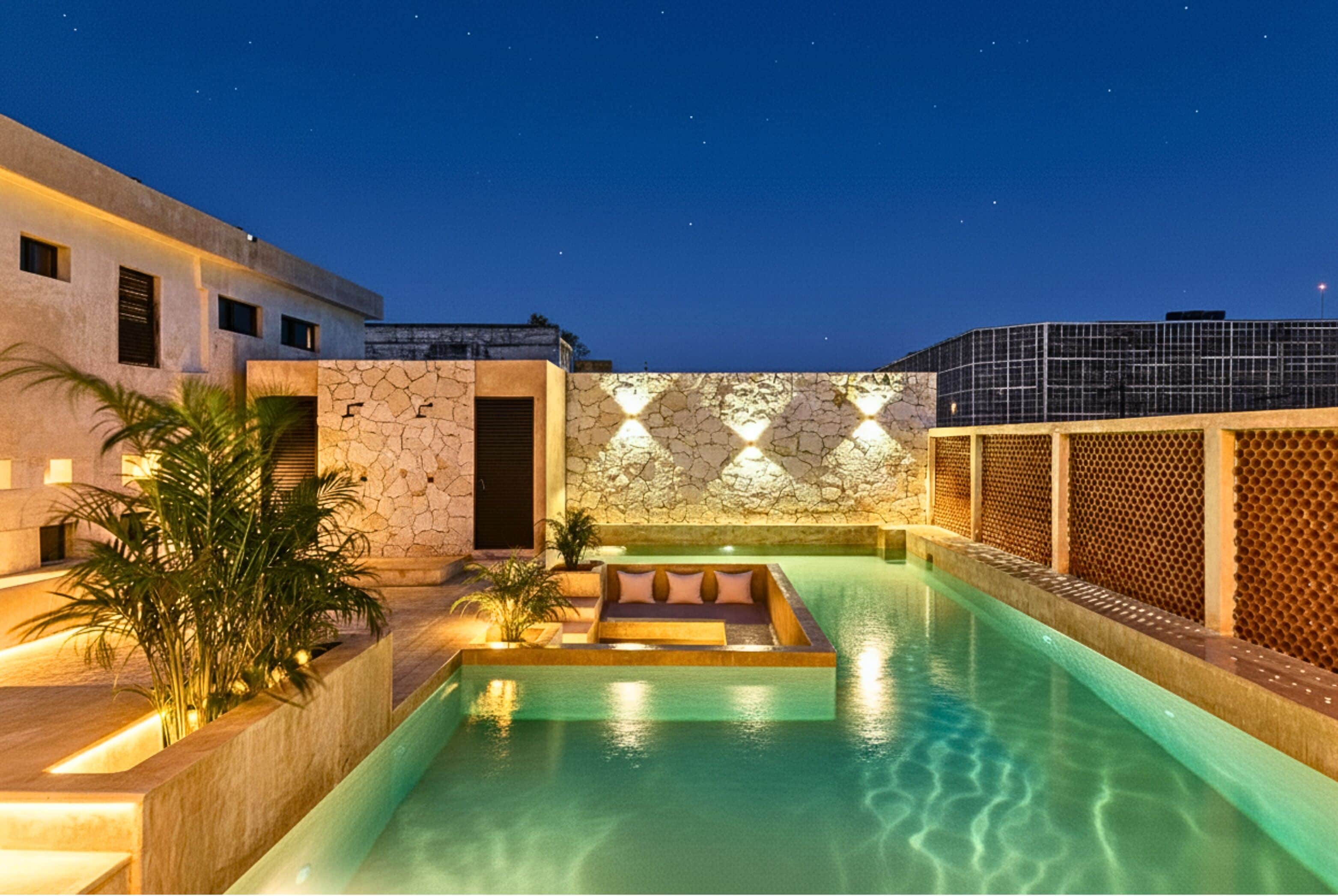 Una piscina al aire libre, sombrillas, tumbonas