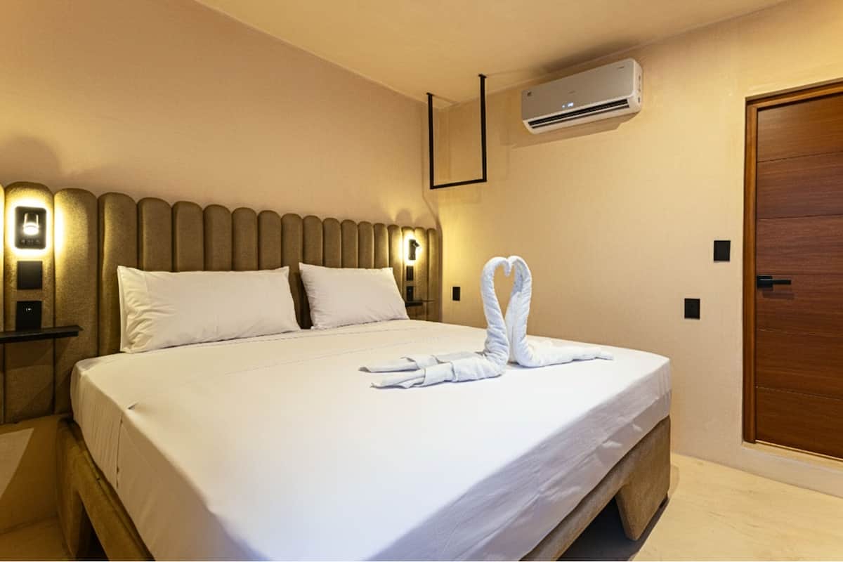 Laptop workspace, free WiFi